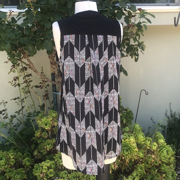 NWT tunic length tank with pattern in back. - Picture 2 of 4